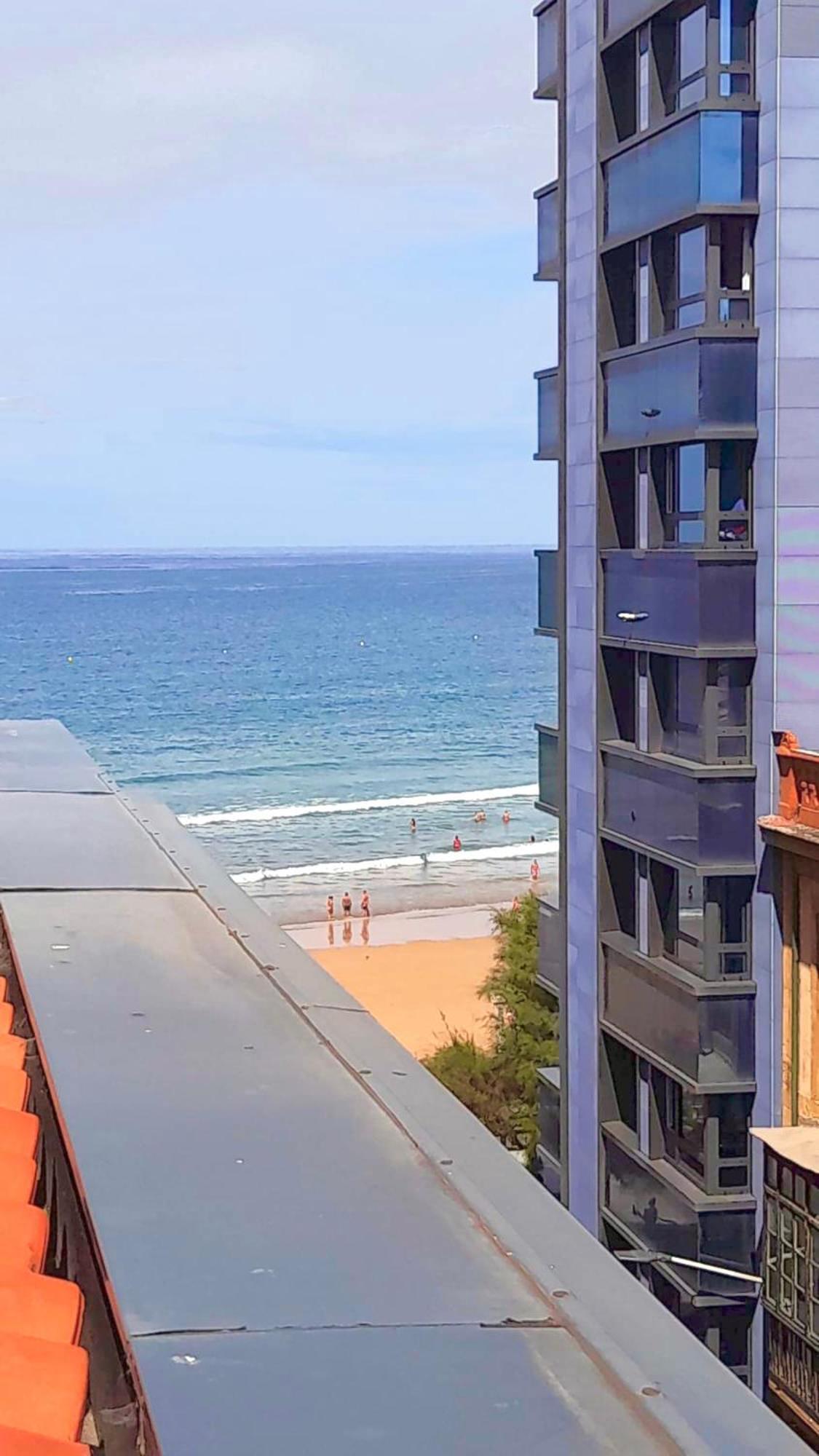 Atico Con Terraza En Playa De San Lorenzo Gijon Exterior photo